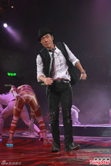 组图：脱掉脱掉！杜德伟台上激情脱衣仅留内裤