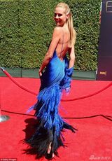 组图：克鲁姆亮相艾美艺术奖红毯 蓝流苏裙抢镜