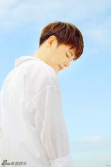 组图：孙坚曝清凉写真 漫步海边清新沁脾