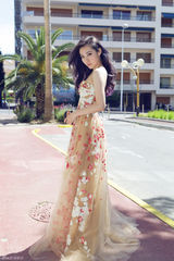 组图：张靓颖亮相戛纳红毯 碎花礼服性感秀腿