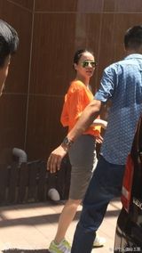 组图：王菲李亚鹏出席嫣然活动 橘色衬衣抢眼