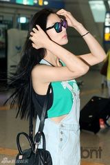 组图：演员Clara清爽亮相机场 露甜美笑容