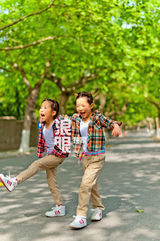 独家：汤镇业双胞胎女儿大甜大圆首曝光