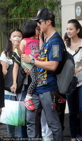 组图：吴尊潮装抱女 neinei手握甜筒戴黑超可爱