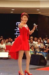 组图：乌兰图雅身佩蒙风珠宝 引领民族时尚