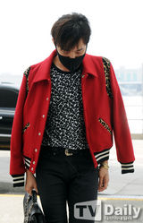 组图：G-DRAGON红黑造型亮相 时尚锐气难挡