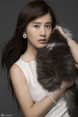 组图：夏梓桐与猫咪拍写真 假发少女与方便面