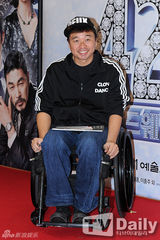 组图：IU着装淑女助阵音乐剧《百老汇》