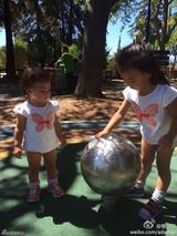 组图：蔡少芬带娃出游 两女穿粉衣扎小辫可爱