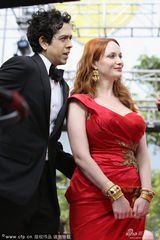 组图：克里斯蒂娜红裙娇艳秀豪乳 现身艾美红毯