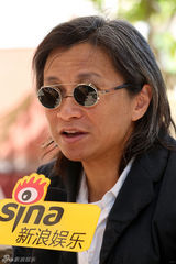 组图：独家对话陈可辛 墨镜难掩倦容