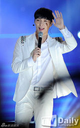 组图：韩女团穿短裙热舞走光露蓝色底裤