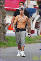 组图：比伯赤膊秀纹身 惬意玩滑板表情囧