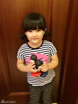 组图：Angela扎小辫挺肚皮照相腼腆呆萌
