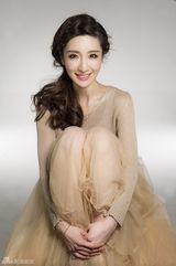 组图：马晓灿清新夏日写真 祼色雪纺裙淑女风