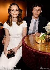 组图：《绯闻女孩》莉顿-梅斯特婚后牵老公亮相