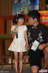 组图：《爸爸2》陆毅见面会 鲍蕾携女儿齐亮相