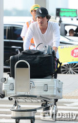 组图：韩星赵宰贤不惧公款吃牛肉传闻出国