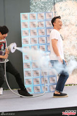 组图：林俊杰助阵陈奕迅新专辑 现场玩鸳鸯戏水