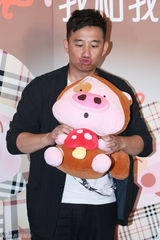 组图：黄磊携女儿多多为麦兜配音 嘟嘴卖萌