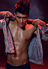 组图：沈泰牛仔硬汉写真展雅痞风