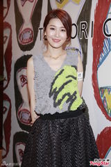 组图：周丽淇雪肤娇艳秀锁骨 怕恋情成焦点