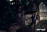 组图：韩庚米兰拍大片 冷峻绅士爬青苔石墙