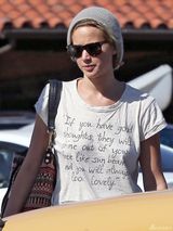 组图：詹妮弗-劳伦斯艳照门后首现身 眉头紧锁大秀美腿