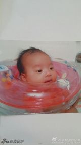 组图：威廉弟弟婴儿照曝光 从小稳重爱动物