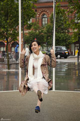 组图：秦海璐徜徉英伦街头 多变造型展风情