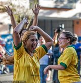 组图：妓女队与大学队街头足球赛激情澎湃