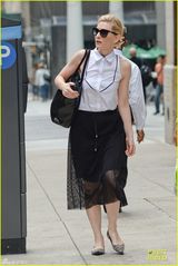 组图：影后好型！布兰切特花裙皮靴引路人侧目