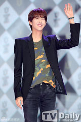 组图：韩星宣美出席发布会 超短裙秀性感