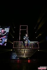 组图：陈奕迅北京开唱不慎滑倒 孙杨谢杏芳撑场