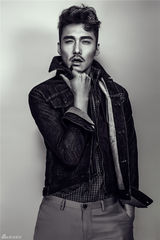 组图：胡兵曝素描感写真 优美轮廓形似复古雕像