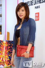 组图：少女时代Sunny牛仔衬衫配抹胸 秀性感小蛮腰