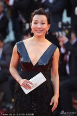 组图：威尼斯闭幕红毯 评委陈冲深V裙美艳