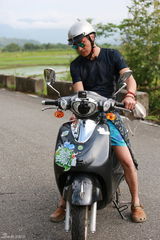 组图：爸爸2体验台湾风情 老爸萌娃变机车少年