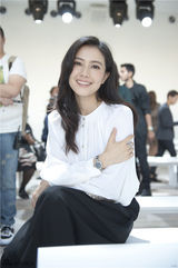 组图：高圆圆白衣黑裤清爽 演绎简约之美