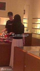 组图：刘翔与妻子甜蜜牵手逛奢侈品店 葛天高挑