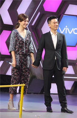 组图：《快本》陈小春即兴献唱讨应采儿欢心