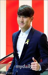 组图：赵寅成等现身釜山车展 看完帅男看车模