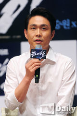 组图：车胜元高京表辉星亮相《高跟鞋》纪念会