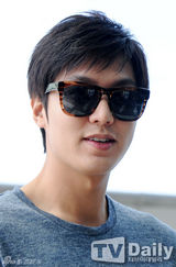 组图：李敏镐利落短发亮相 笑容不断酒窝甜