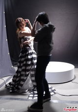 组图：谢安琪唱作监制《势不两立》动情摆造型