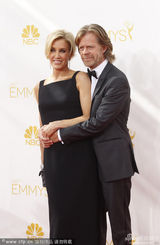 组图：威廉姆-H-梅西携妻亮相艾美红毯