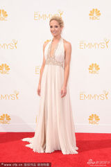 组图：艾美奖红毯集锦 众女星亮眼妆容争奇斗艳