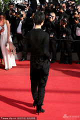 组图：李宇春黑衣裤亮相戛纳 中性风帅气