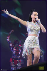 组图：水果姐穿霸气银装开唱 扭腰热舞性感十足