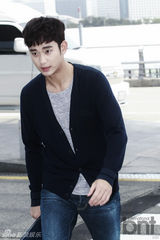 组图：金秀贤来华办签名会 休闲便服现身机场